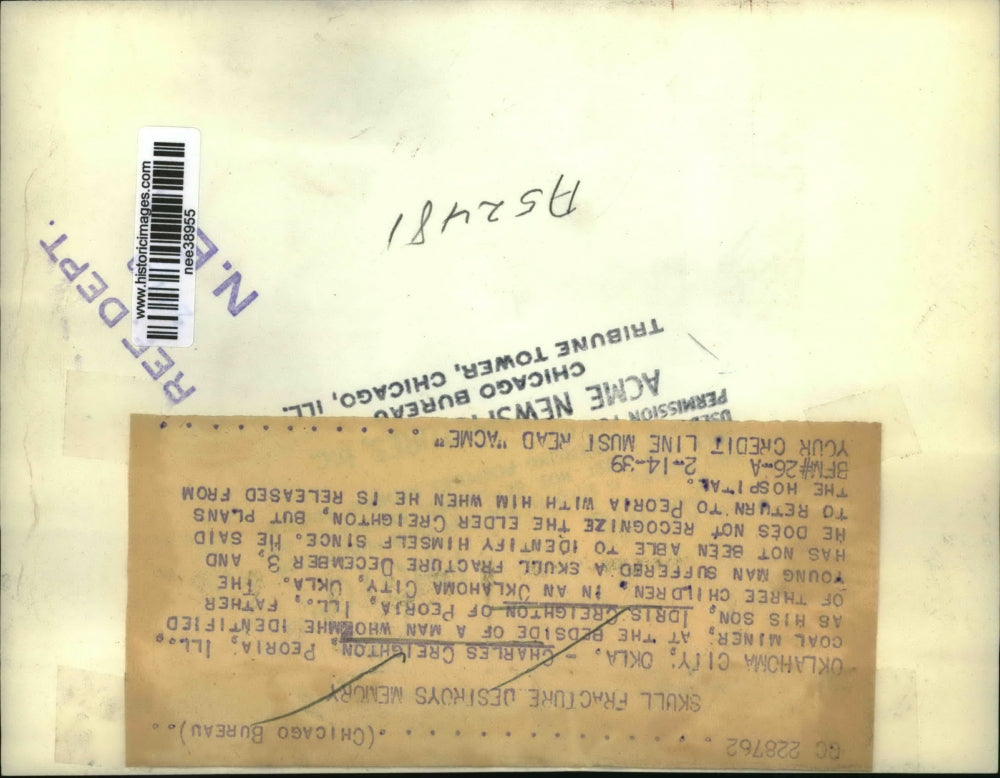 1939 Press Photo Charles Creighton at bedside of son Idris Creighton