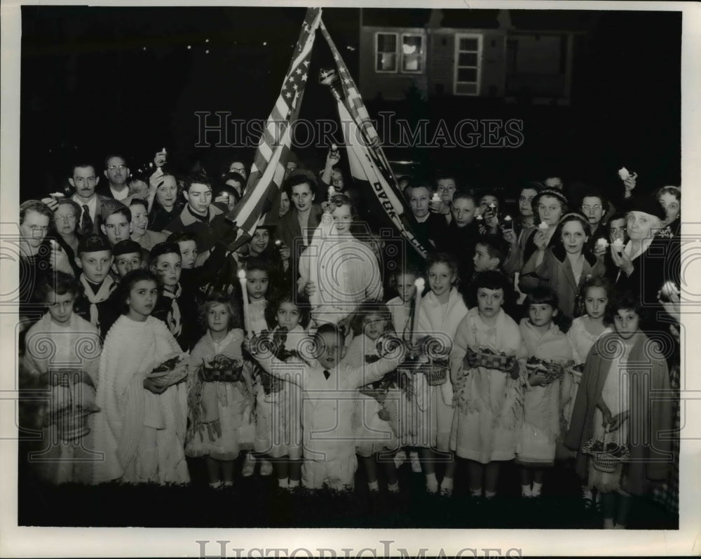 1953 Press Photo Procession at Mrs Dedick, 12605 Melgrove Ave Garfield Heights