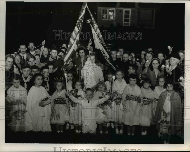 Load image into Gallery viewer, 1953 Press Photo Procession at Mrs Dedick, 12605 Melgrove Ave Garfield Heights
