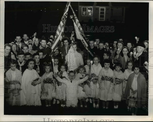 1953 Press Photo Procession at Mrs Dedick, 12605 Melgrove Ave Garfield Heights
