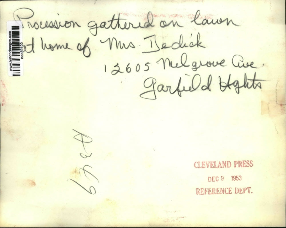 1953 Press Photo Procession at Mrs Dedick, 12605 Melgrove Ave Garfield Heights