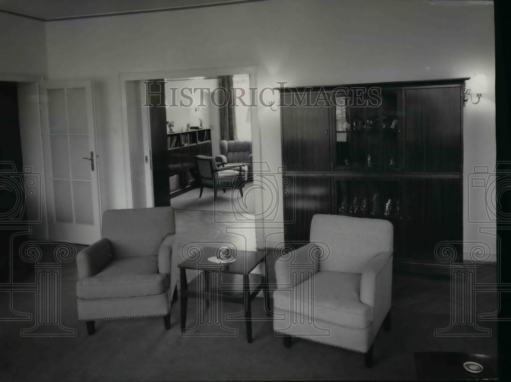 1951 Press Photo Living room&library 3-bedroom apartment,American HICOG Housing
