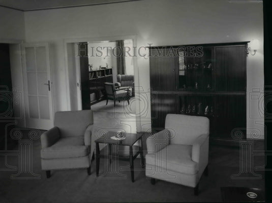1951 Press Photo Living room&library 3-bedroom apartment,American HICOG Housing