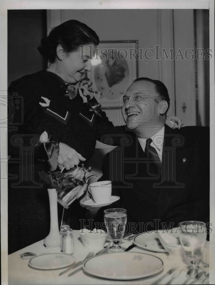 1938 Press Photo Scott W. Lucas & mrs. Lucas at breakfast the day after elected