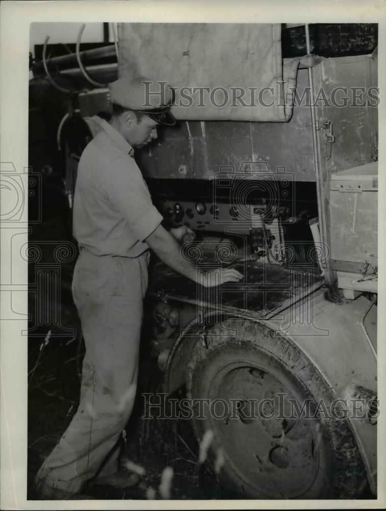 1940 Press Photo Carl Edmonson of Jasonville Indiana Detonating Dynamite