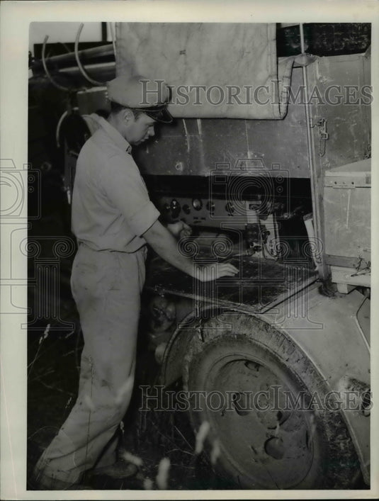 1940 Press Photo Carl Edmonson of Jasonville Indiana Detonating Dynamite