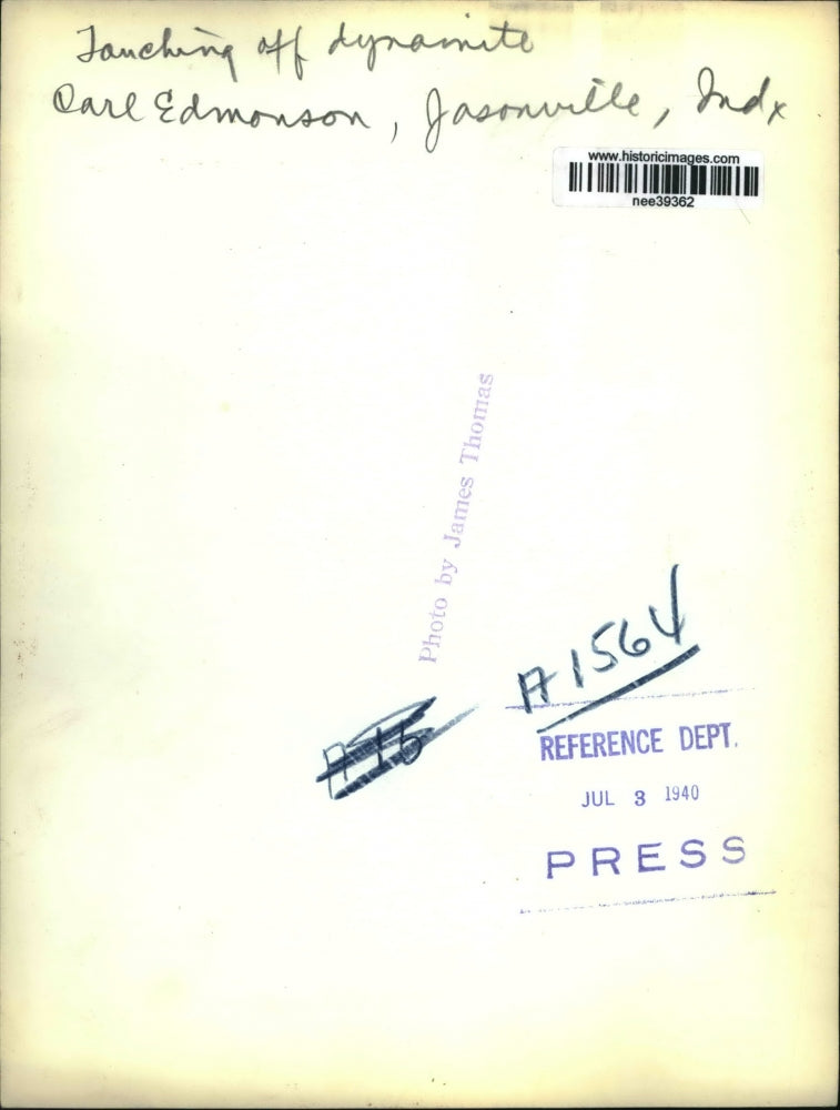 1940 Press Photo Carl Edmonson of Jasonville Indiana Detonating Dynamite