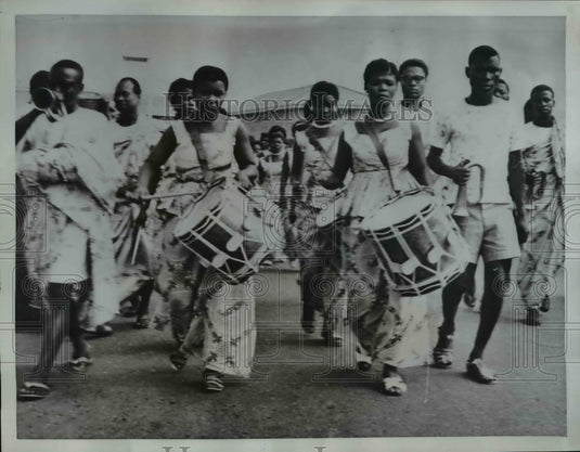 1961 Press Photo Costumed lady drummers lead procession in Accra, Ghana- Historic Images