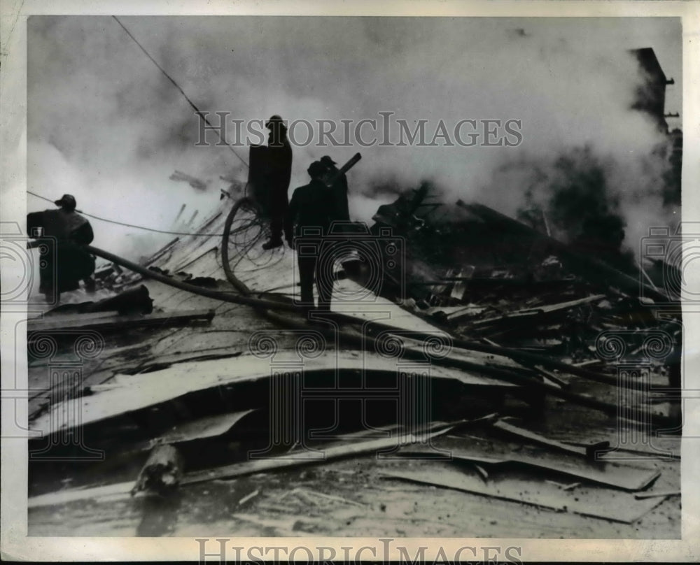 1944 Press Photo Wreckage after an AnRaf B-24 Liberator crashed in flames