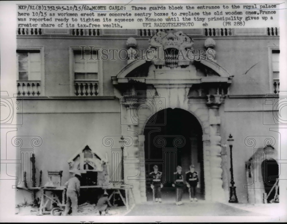 1962 Press Photo 3 Guards Block Entrance To THe Royal Palace - nee39821