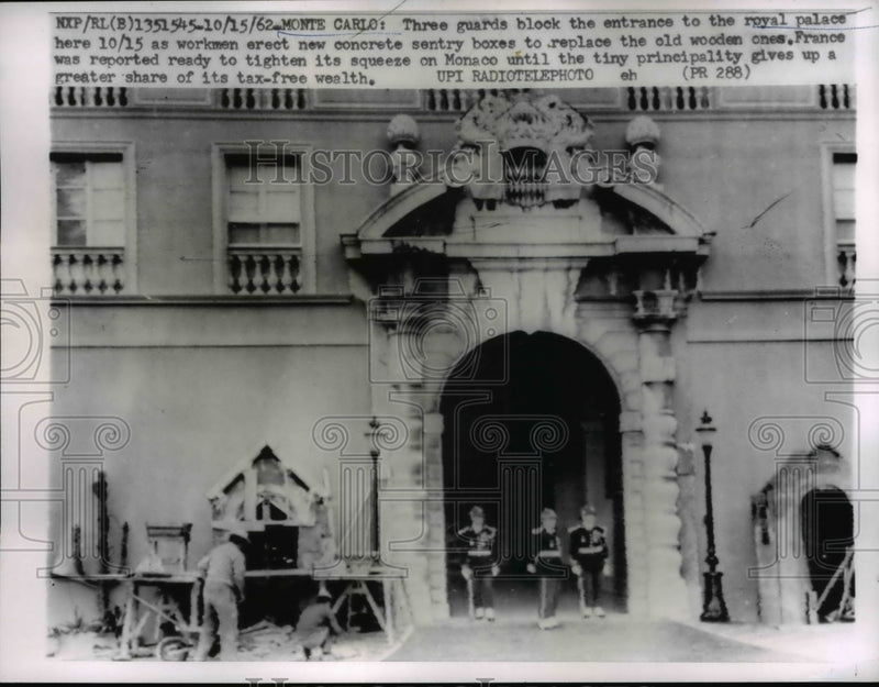 Load image into Gallery viewer, 1962 Press Photo 3 Guards Block Entrance To THe Royal Palace - nee39821
