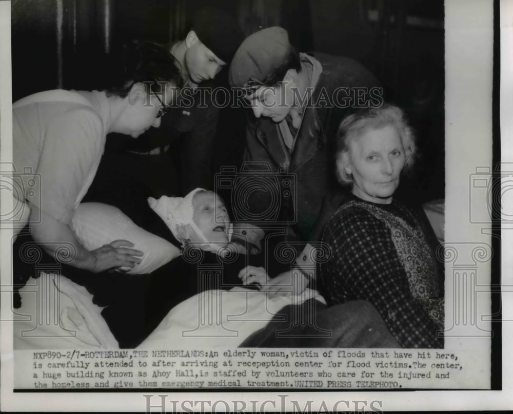 1953 Press Photo An Elderly woman was victim of floods - nee39827