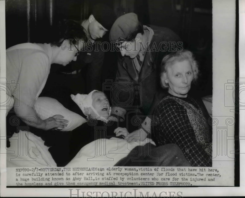Load image into Gallery viewer, 1953 Press Photo An Elderly woman was victim of floods - nee39827
