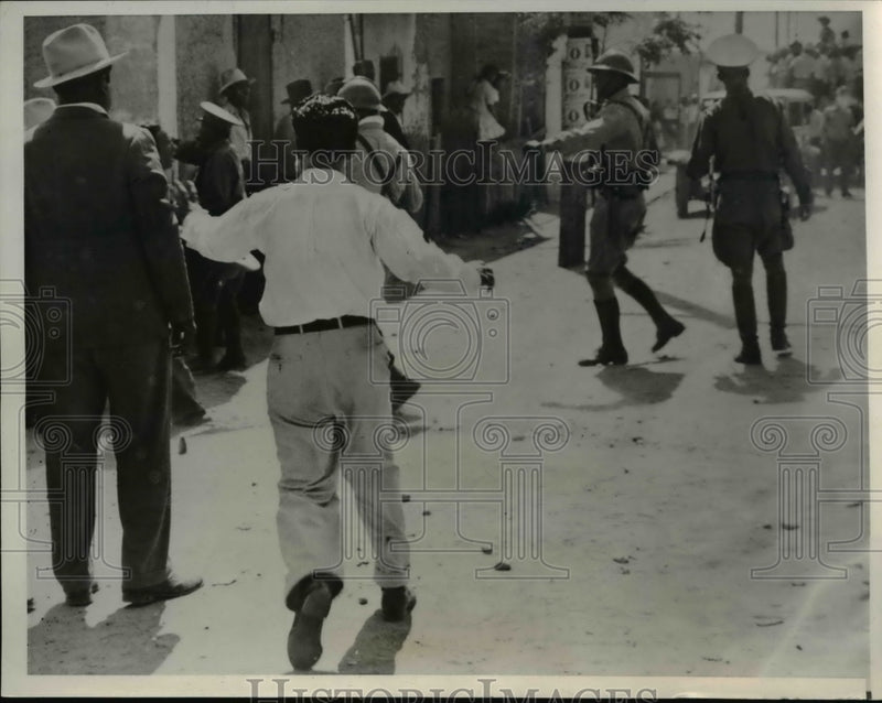 Load image into Gallery viewer, 1940 Press Photo Mexican police after they quelled a riot - nee39851
