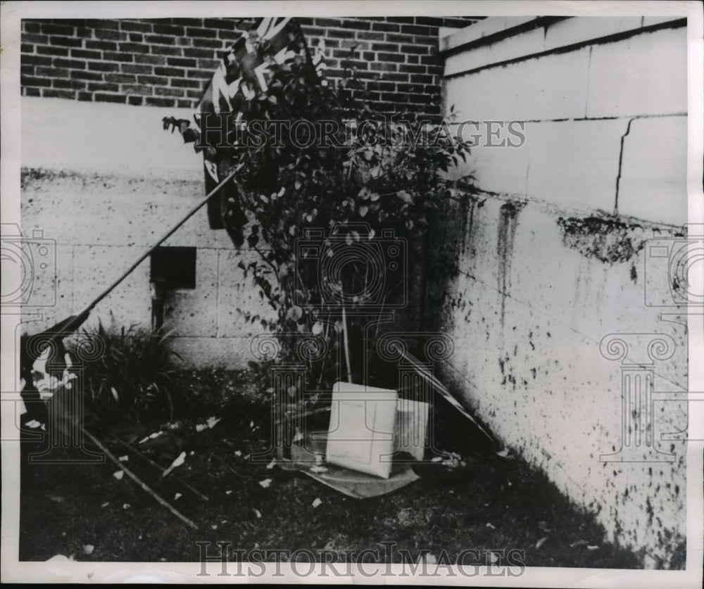 1951 Press Photo Concrete falls off Queen Mary Veteran's Hospital, Montreal CA.