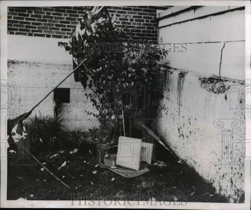 Load image into Gallery viewer, 1951 Press Photo Concrete falls off Queen Mary Veteran's Hospital, Montreal CA.
