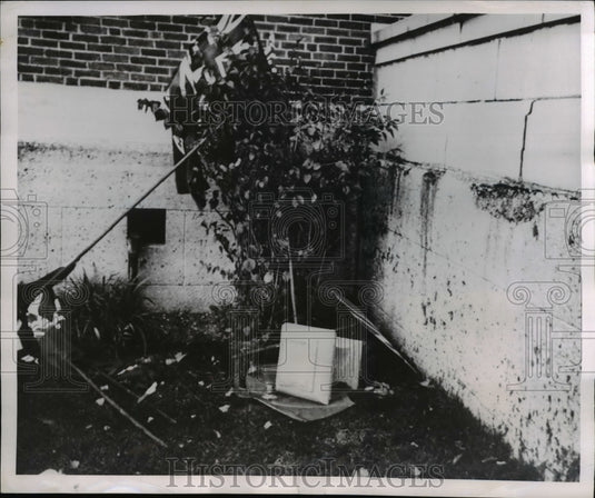 1951 Press Photo Concrete falls off Queen Mary Veteran's Hospital, Montreal CA.