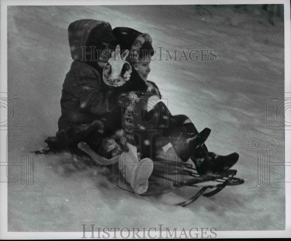 1976 Press Photo Children having winter fun riding a coasting sled- Historic Images