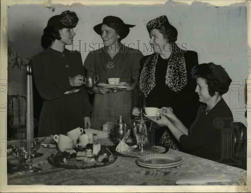 Load image into Gallery viewer, 1940 Press Photo Fairfax PTA, H. Oliver, J. Meureer, W. Bell, W. Carran

