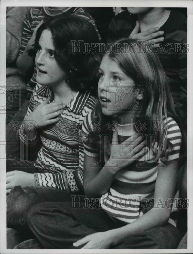 1977 Press Photo Debbie Bendis and Bronda Luxenburg, hand language to speak