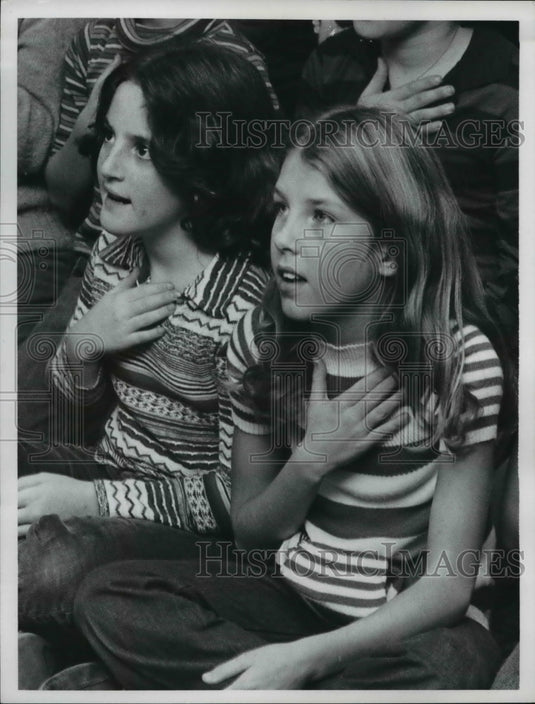 1977 Press Photo Debbie Bendis and Bronda Luxenburg, hand language to speak