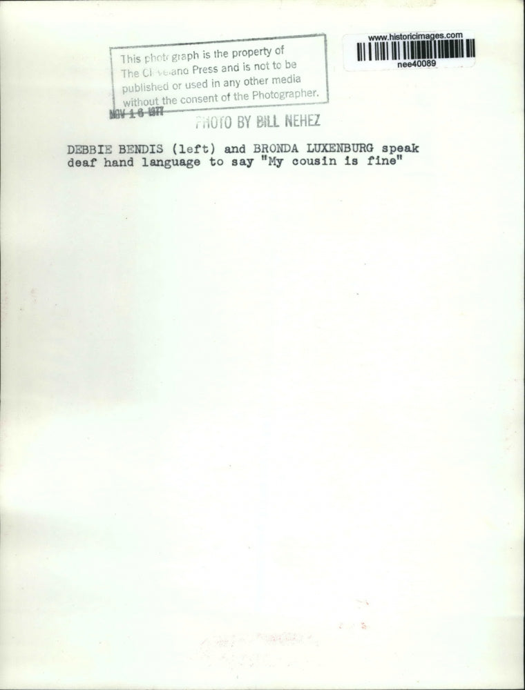 1977 Press Photo Debbie Bendis and Bronda Luxenburg, hand language to speak