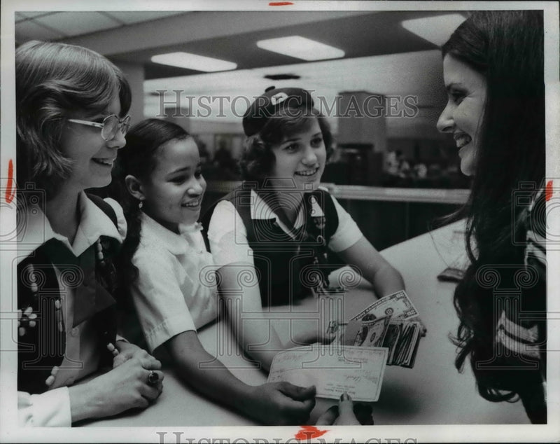 Load image into Gallery viewer, 1976 Press Photo Lynn Roszko, Carolyn Shaffer and Cindy Lea seen at the bank
