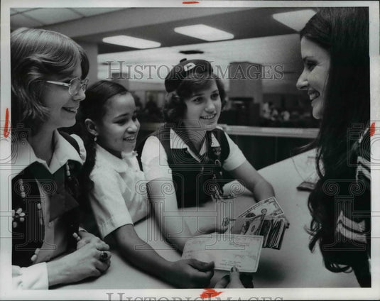 1976 Press Photo Lynn Roszko, Carolyn Shaffer and Cindy Lea seen at the bank
