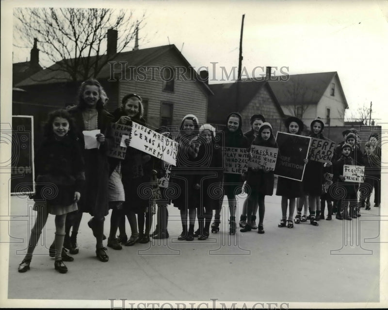 Load image into Gallery viewer, 1939 Press Photo The Fire jamboree
