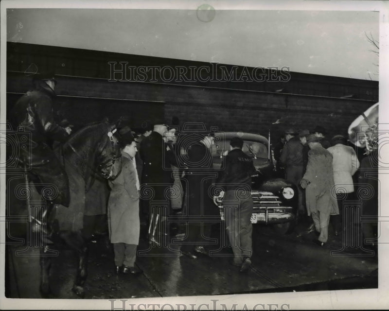 Load image into Gallery viewer, 1948 Press Photo MESA picketers trying to block company car from escorting
