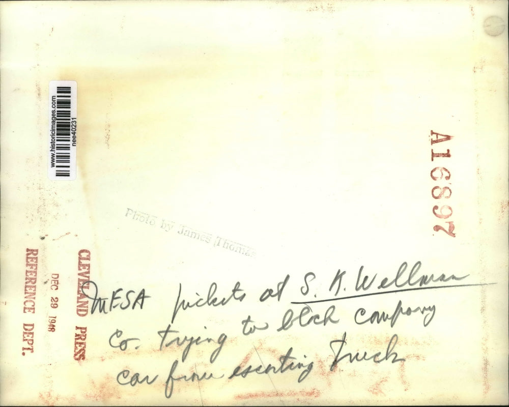 1948 Press Photo MESA picketers trying to block company car from escorting