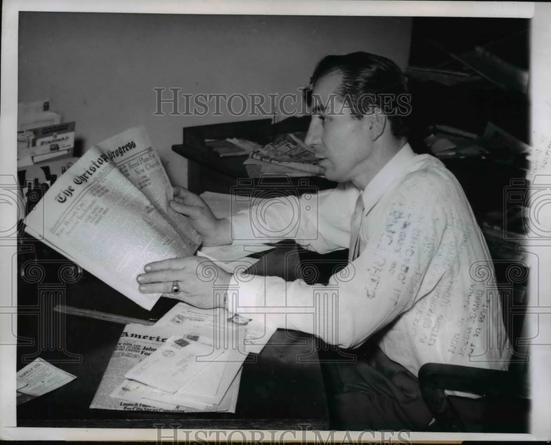 Load image into Gallery viewer, 1950 Press Photo Victor C. Leiker, Christopher Progress Editor Fights Boss Rule
