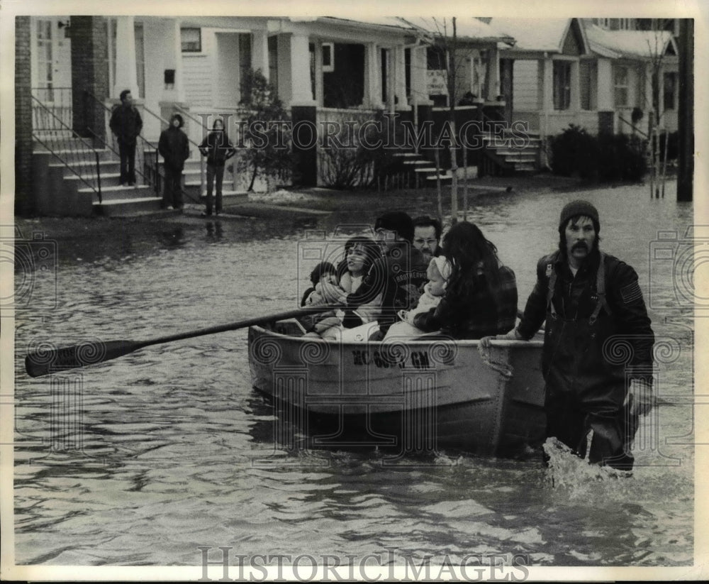 1973 Press Photo People Standing on High Ground from a Flooded Island in Detroit