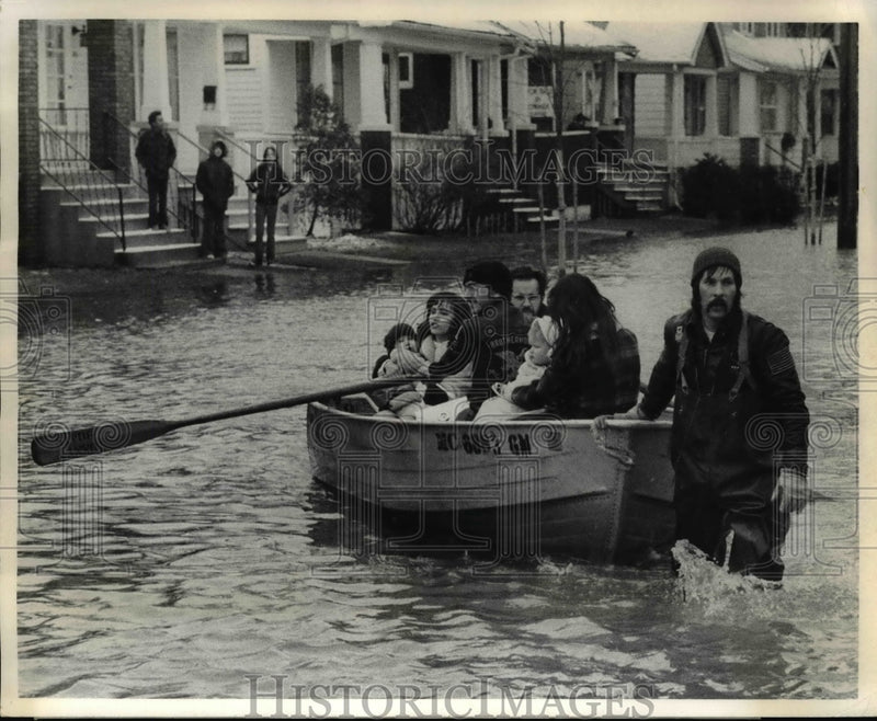 Load image into Gallery viewer, 1973 Press Photo People Standing on High Ground from a Flooded Island in Detroit
