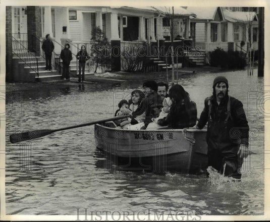 1973 Press Photo People Standing on High Ground from a Flooded Island in Detroit