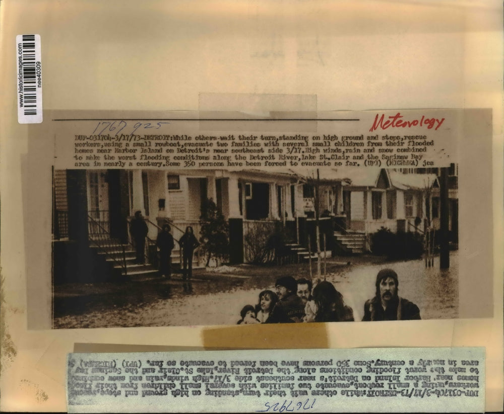 1973 Press Photo People Standing on High Ground from a Flooded Island in Detroit