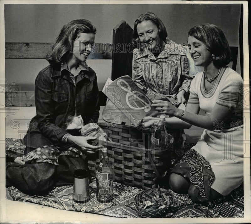 Load image into Gallery viewer, 1974 Press Photo W.Williams,A.Micitel &amp; K. Pinkerton i Fanfave - nee40311
