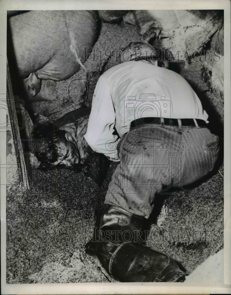 1947 Press Photo Fireman Partially Buried under Beet Sugar after Train Accident
