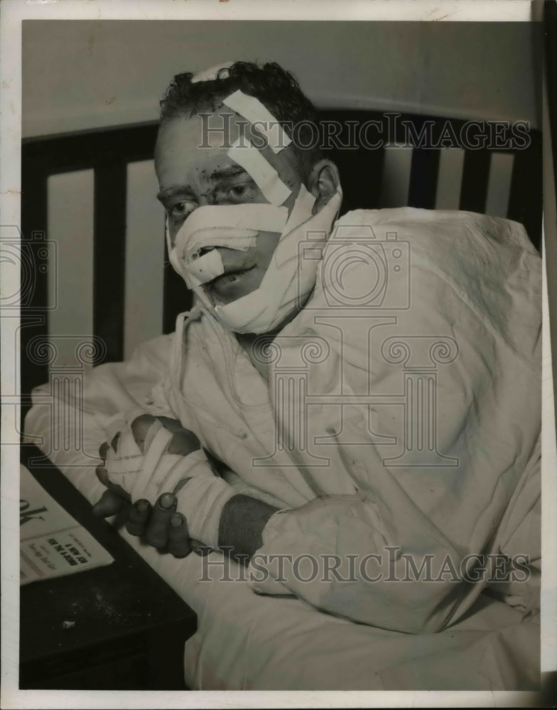 Load image into Gallery viewer, 1951 Press Photo Estel Perry in st. John's Hospital after the accident
