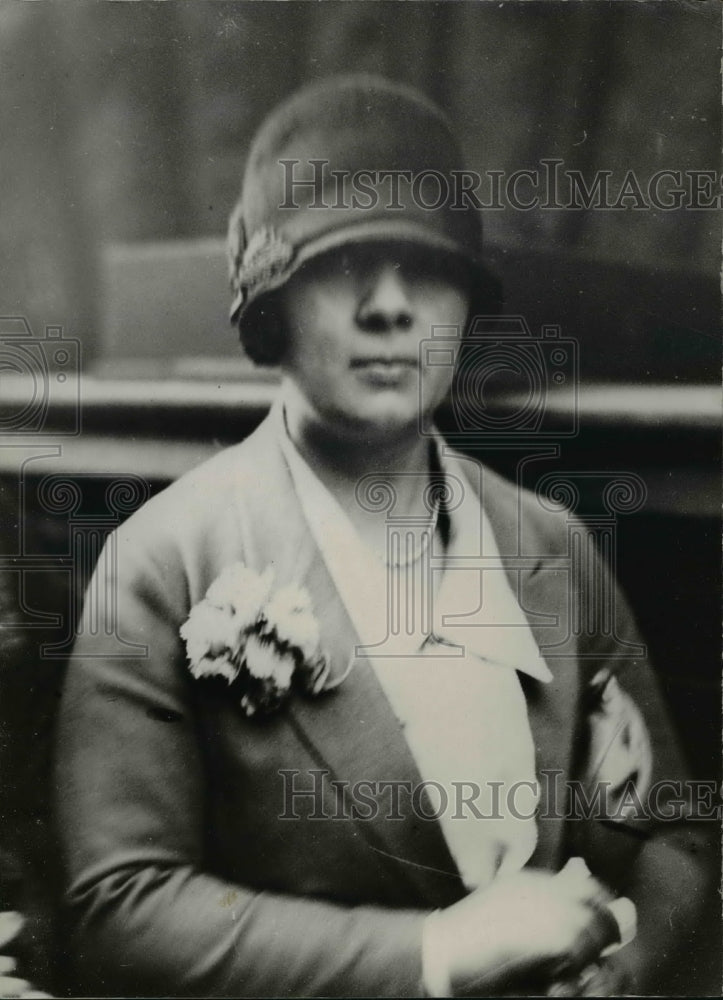 Load image into Gallery viewer, 1928 Press Photo Miss May Colly of London England on her suit - nee40365

