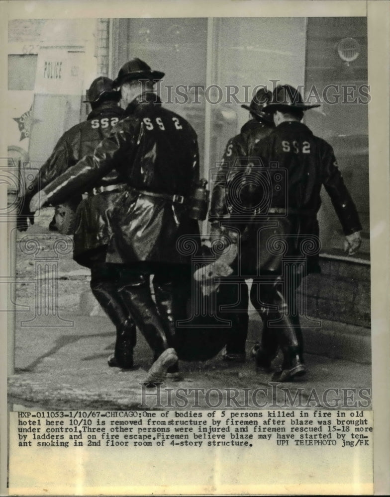 Load image into Gallery viewer, 1967 Press Photo Firemen w/ bodies of people who died in fire hotel in chicago
