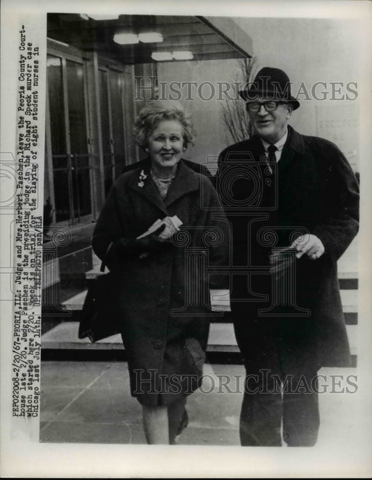 1967 Press Photo Judge and Mrs. Herbert Paschen leaving the Peoria County Court- Historic Images