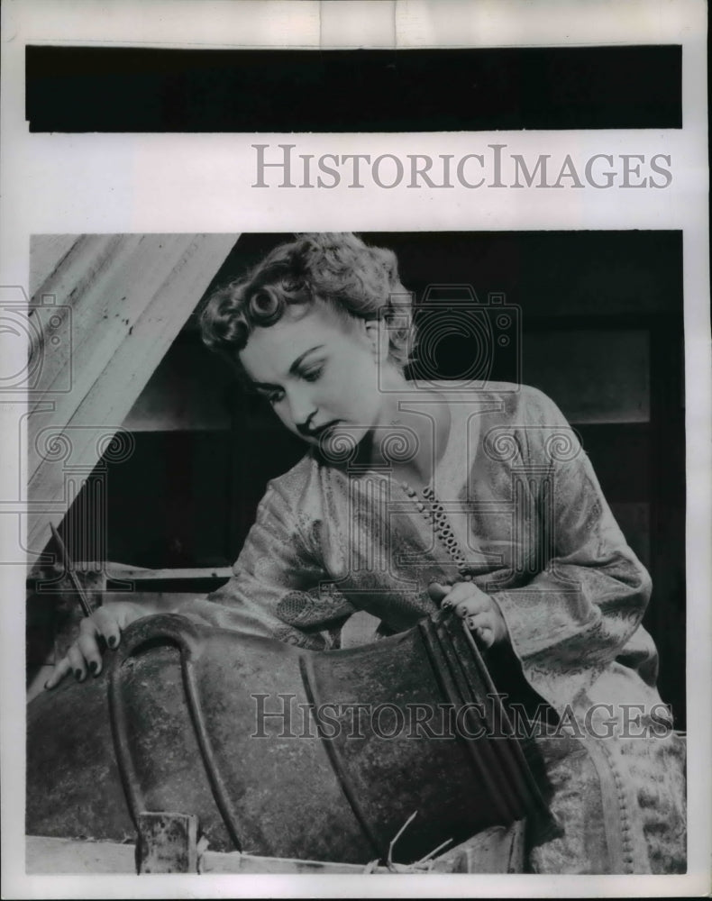 1950 Press Photo Carolyn Kenny, Sec for US Int'l Trade Fair wears Moroccan Robe