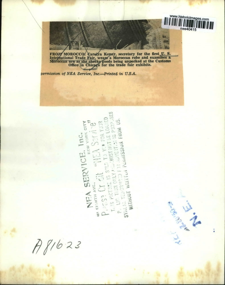 1950 Press Photo Carolyn Kenny, Sec for US Int'l Trade Fair wears Moroccan Robe