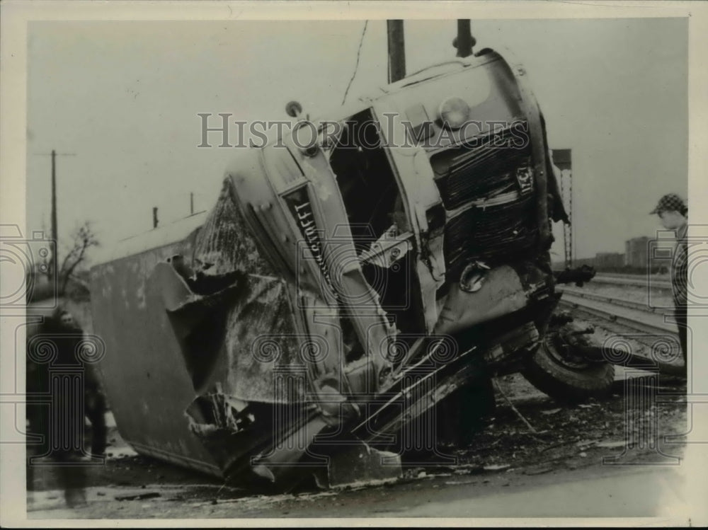 1940 Press Photo Cleveland Railway Company Bus Struck Passenger Train