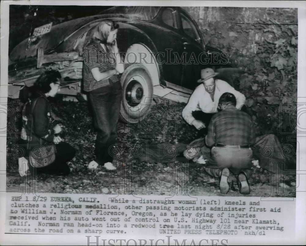 1955 Press Photo Passing Motorist Assist William Norman Who Is Dying from Accide