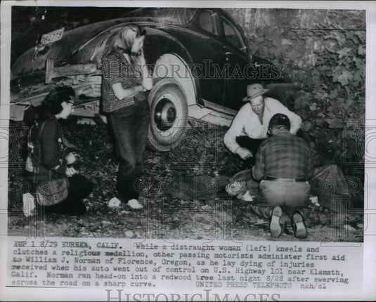 1955 Press Photo Passing Motorist Assist William Norman Who Is Dying from Accide
