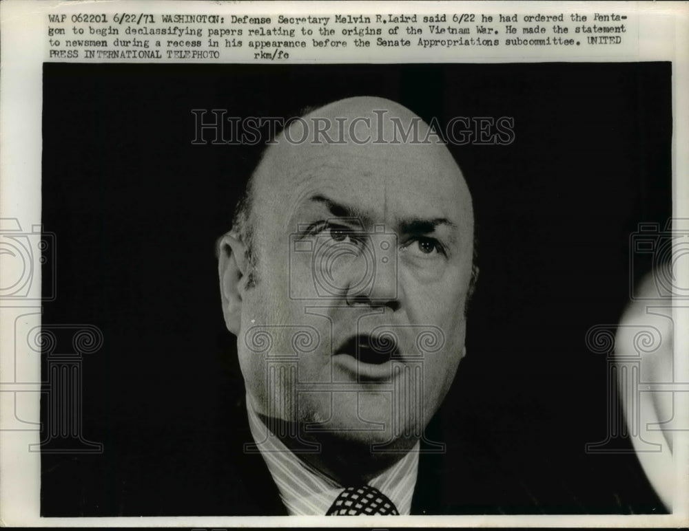 1971 Press Photo Melvin E. Laird makes statement to newsmen during recess