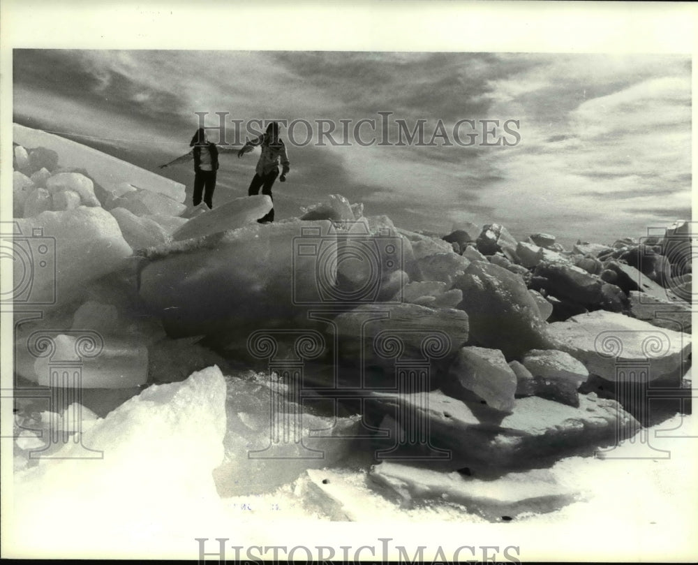 1981 Press Photo of ice formations in Duluth, Minnesota. - nee40672