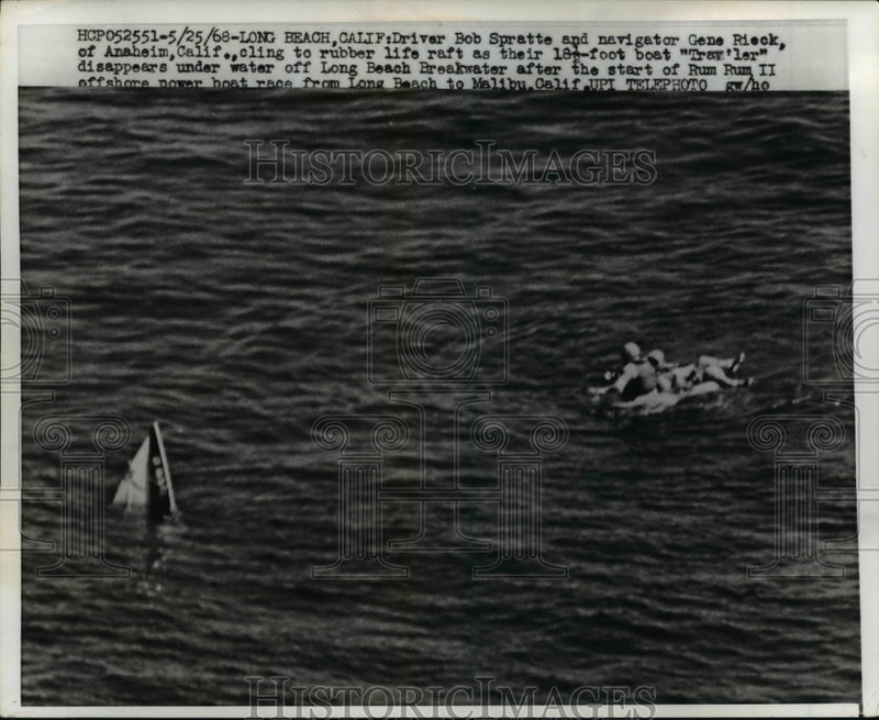 Load image into Gallery viewer, 1968 Press Photo Bob Spratte and Gene Rieck Floating after Boat Sank in CA
